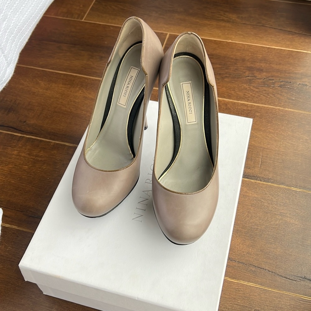 Authentic Nina Ricci pumps light grey with khaki trim and platform